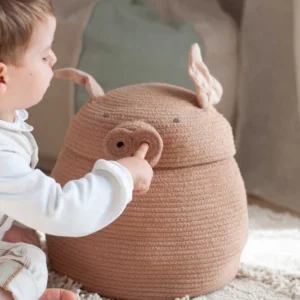 Handgemaakte mand in de vorm van een varkentje met een ronde buik en gevlochten cirkels als neus, geschikt voor kinderen.