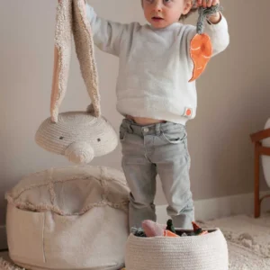 Ovaal konijnenmandje in natuurlijke kleur, handgemaakt van gerecycled PET en katoen, met een kind dat speelt.