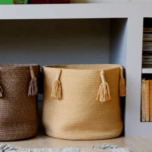 Handgemaakte manden in aardetinten met mooie kwasten, perfect voor opbergen en decoratie.