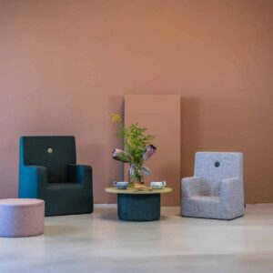 Zachte Kids Chair DK - XL in groen en grijs, perfect voor kinderen om comfortabel te zitten en te lezen.