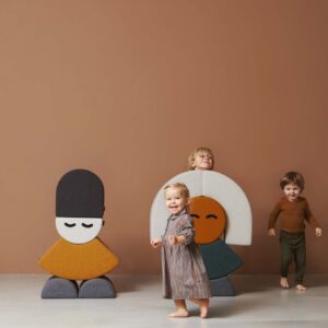 Speelset met zachte blokken in de vormen van meneer en mevrouw Danmark, kinderen spelen er enthousiast mee.