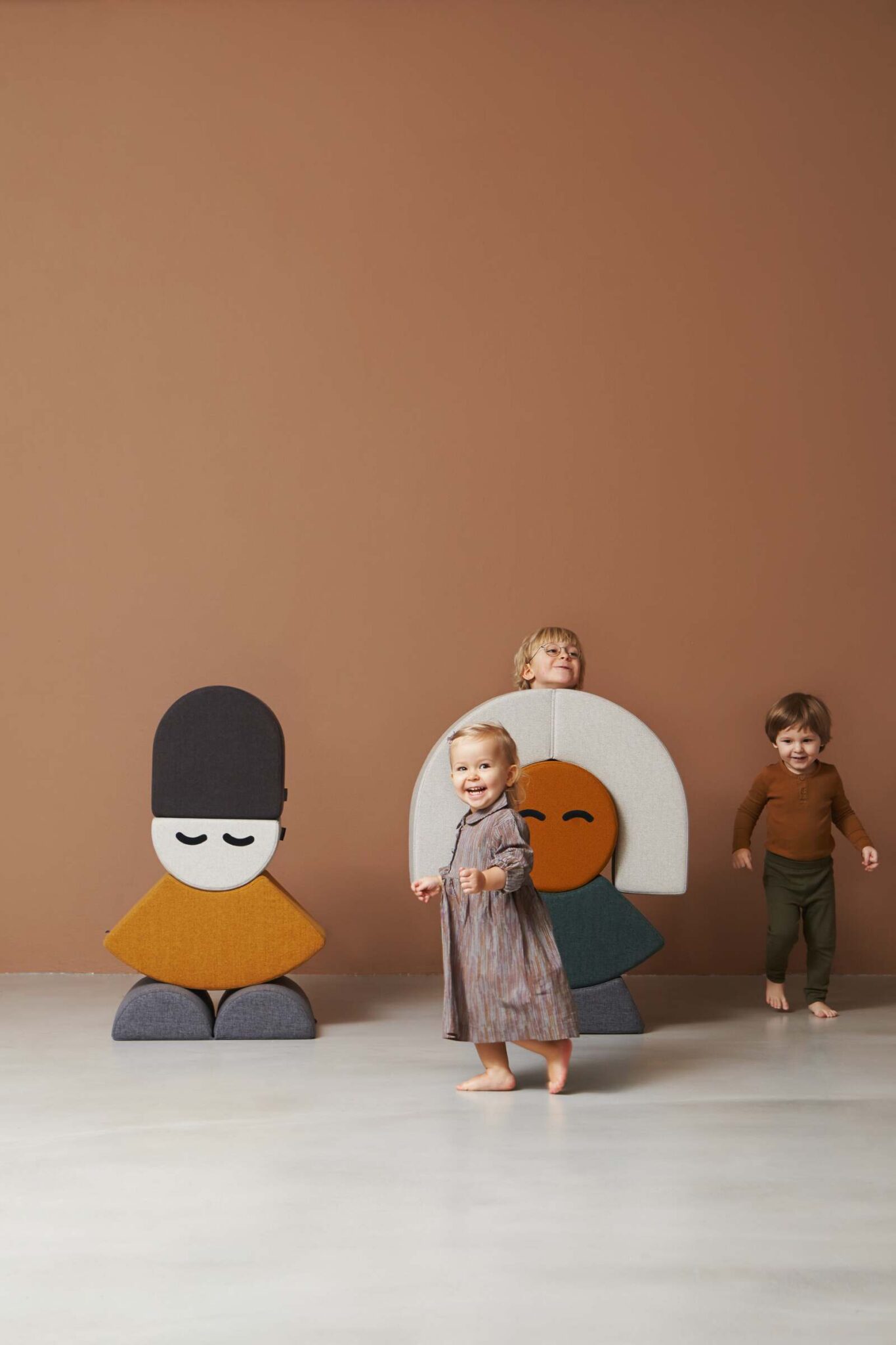 Speelset met zachte blokken in de vormen van meneer en mevrouw Danmark, kinderen spelen er enthousiast mee.