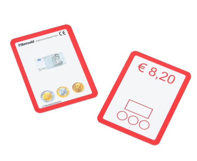 Kaarten met eurobiljetten en munten, met bedragen en oplossingen op de achterkant voor rekenoefeningen.