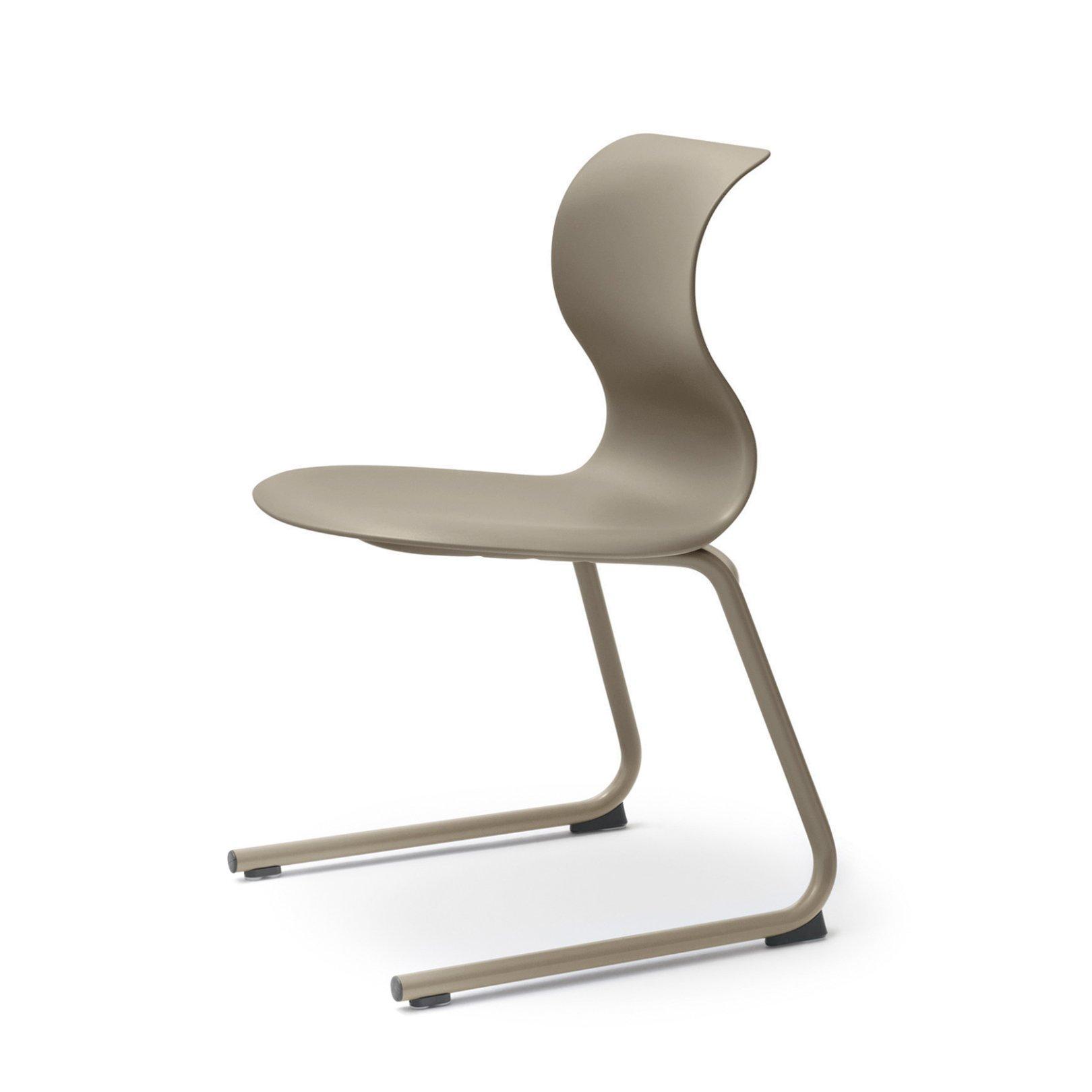 Flexibele, moderne stoel met een unieke, golvende rugleuning en een minimalistisch ontwerp, ideaal voor leeromgevingen.