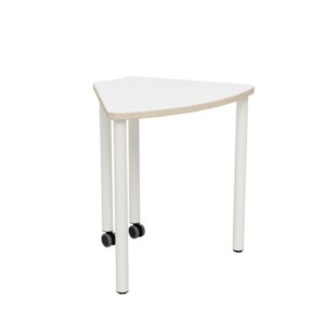 Flex Segment Tafel 160, driehoekige tafel met wielen, geschikt voor onderwijsruimtes en flexibele werkprocessen.