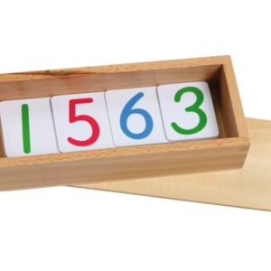 Getalkaarten van 1 tot 9999 in een houten opbergdoos, met kleurrijke cijfers in Montessori-stijl.