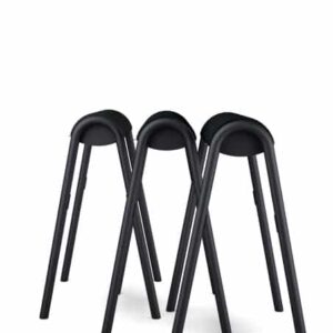 Drie zwarte High Lab Seatstands met een modern, strak ontwerp, geschikt voor zittend en staand werken.