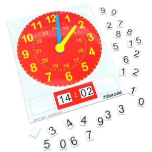Magnetische klok met analoge wijzerplaat, digitale tijdweergave en losse cijfers voor leren klokkijken.