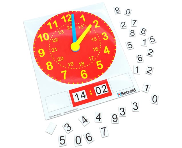 Magnetische klok met analoge wijzerplaat, digitale tijdweergave en losse cijfers voor leren klokkijken.