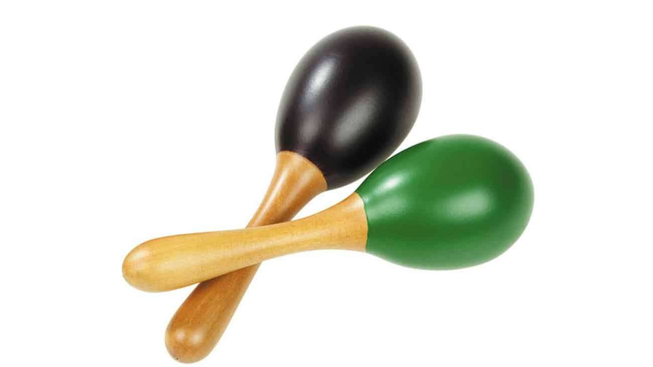 Mini maracas van 12 cm in zwart en groen met houten handvat, perfect voor muzikale opvoeding van kleintjes.