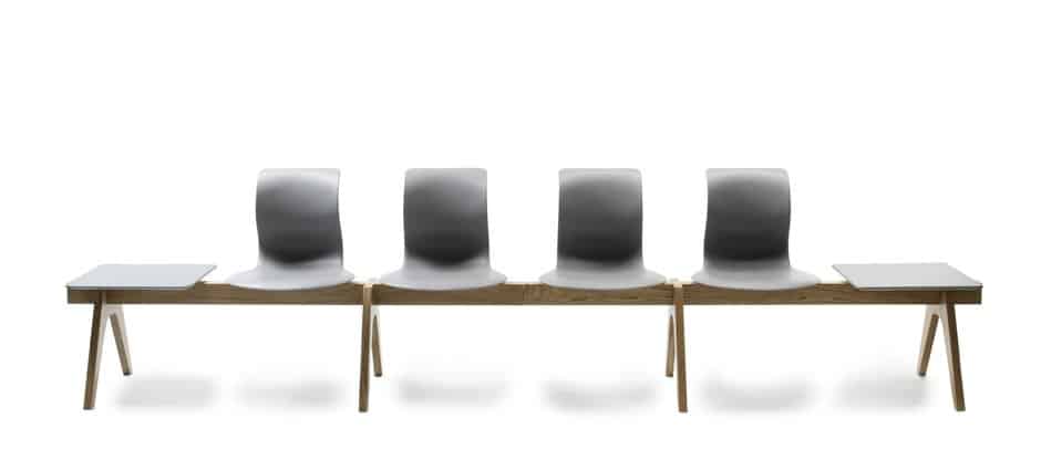 PRO Traverse onderstel met vier stoelen en twee tafeltjes, geschikt voor onderwijs en kantoor, biedt stabiliteit en duurza...