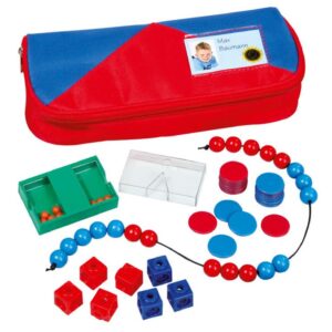 Rechthoekige etui in rood en blauw met leermaterialen voor getalbegrip: kralen, blokken en rekentools.