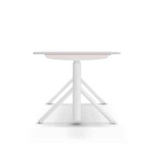 Elektrisch verstelbare tafel met melamine blad van 180x80 cm en ronde poten, geschikt voor onderwijsomgevingen.