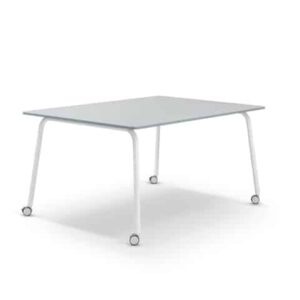 Ruime Teamtafel Work&Meet met robuust frame en wielen, ideaal voor samenwerking in onderwijsomgevingen.