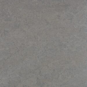 Kleine vierkante sokkel van 50x50 cm met een gladde, grijze marmerachtige afwerking.