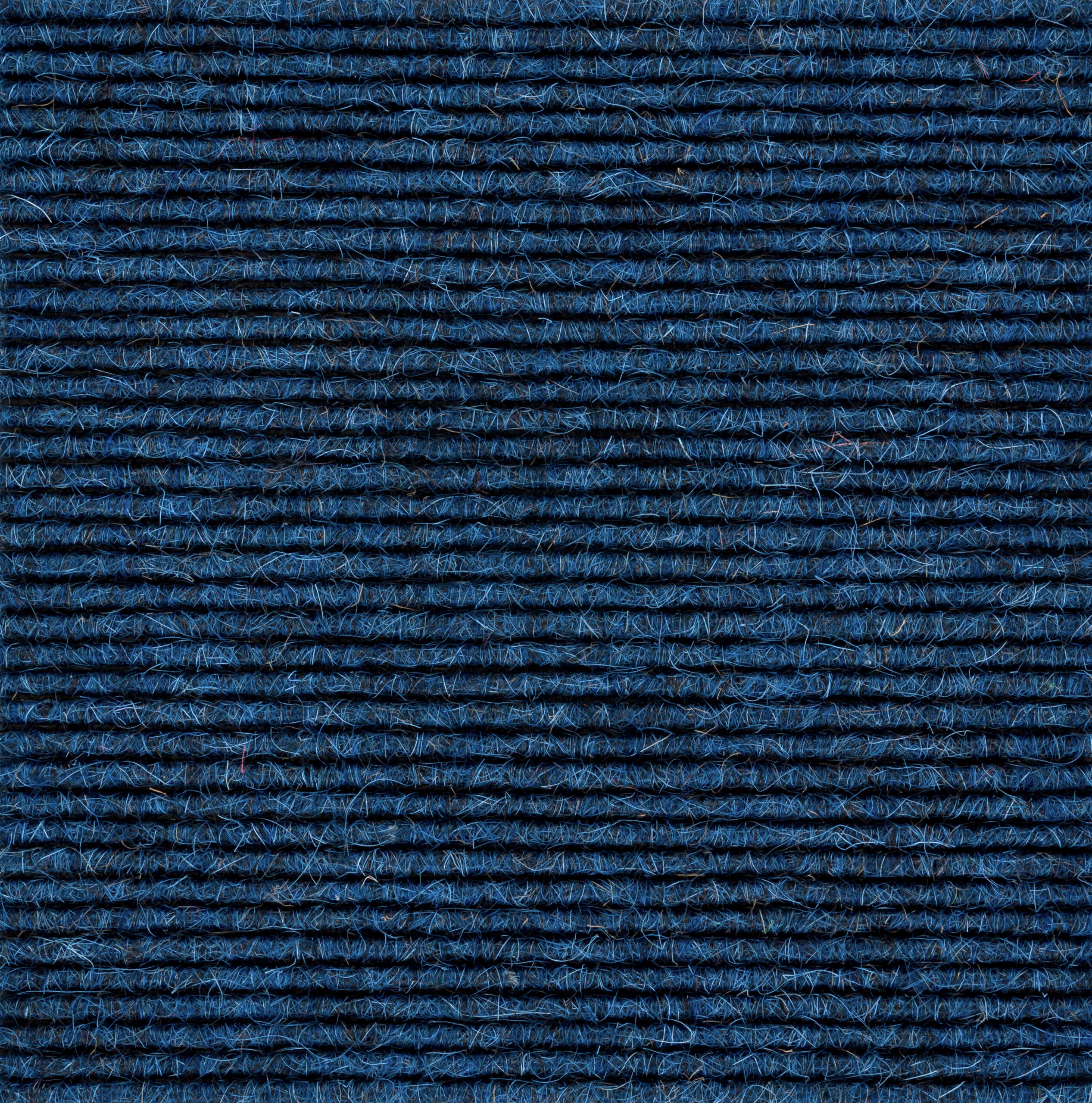 Vierkante sokkel van 75x75 cm in een diepblauwe, gestructureerde stof met een moderne uitstraling.