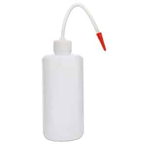 Veiligheids spoelfles van 500ml met een verwijderbare dop en een lange, flexibele tuit in het rood.